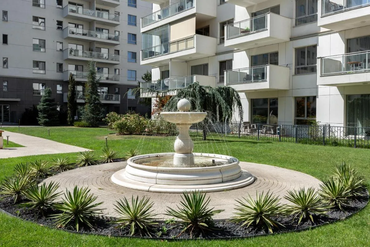 Ultimate Living Experience – Modern Accommodation & Free Parking near Romexpo — 2