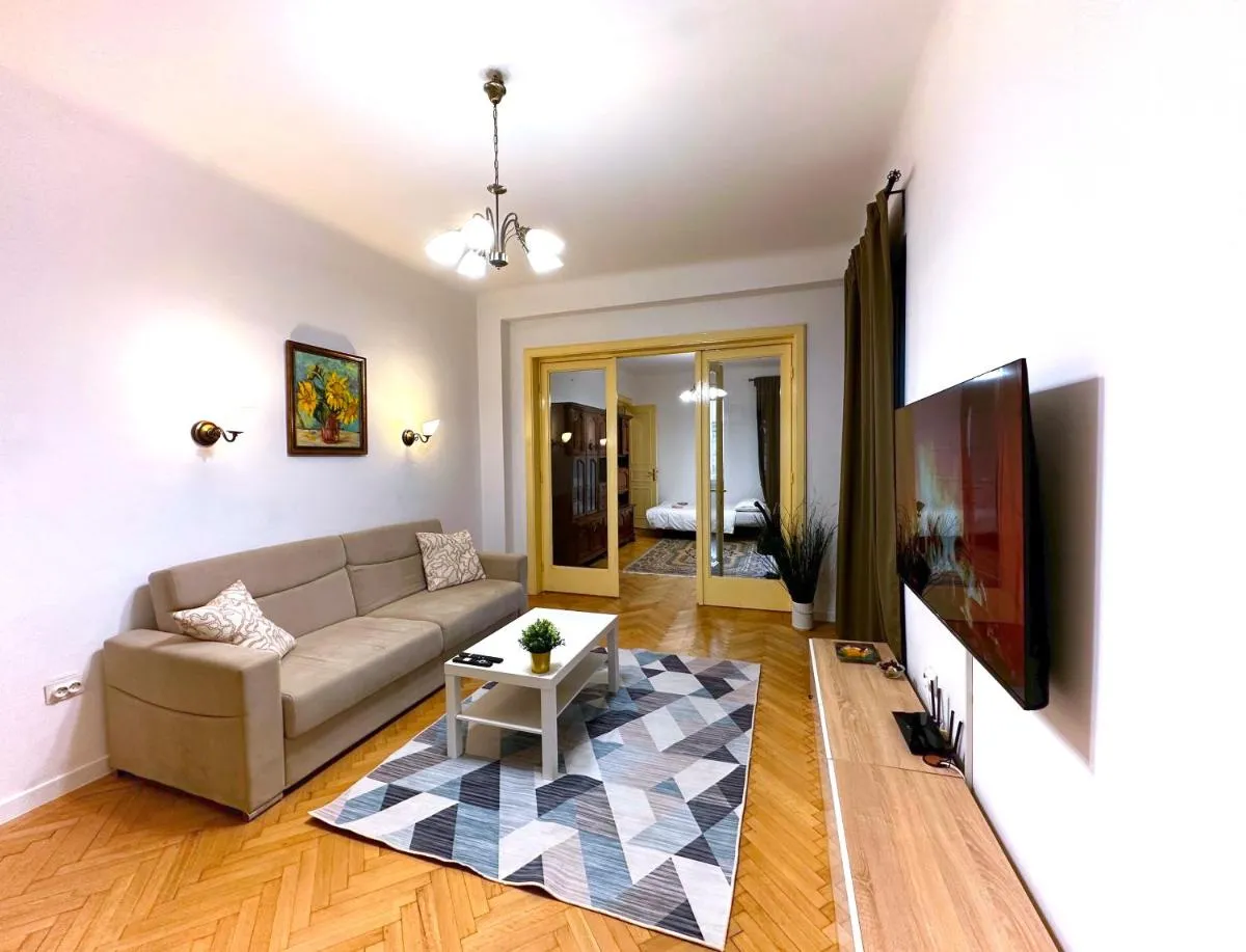 Ultracentral Apartment 4 rooms – Old City Center -120 square meters – — 2