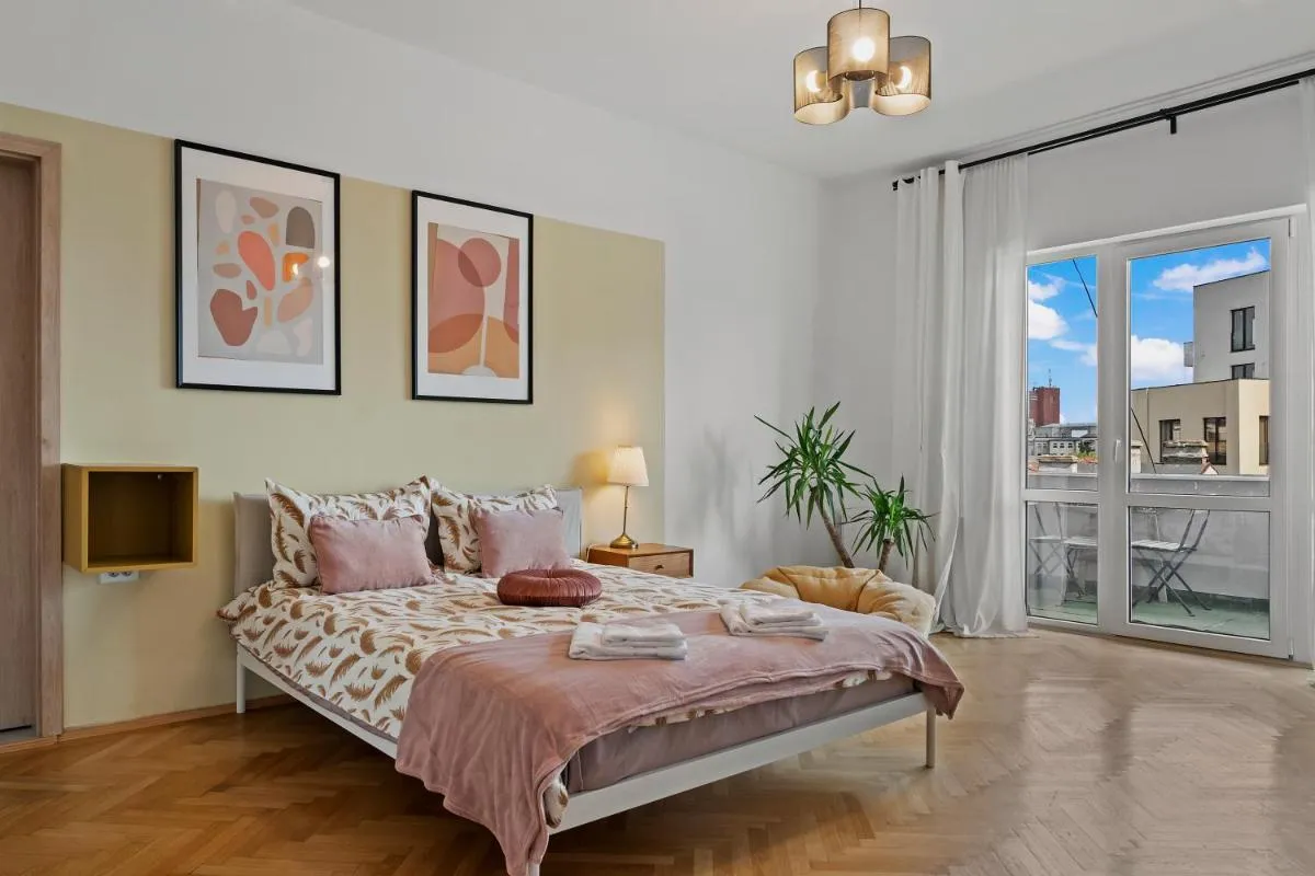 Ultracentral Dreamland Apartment 3 Bdrm — 2