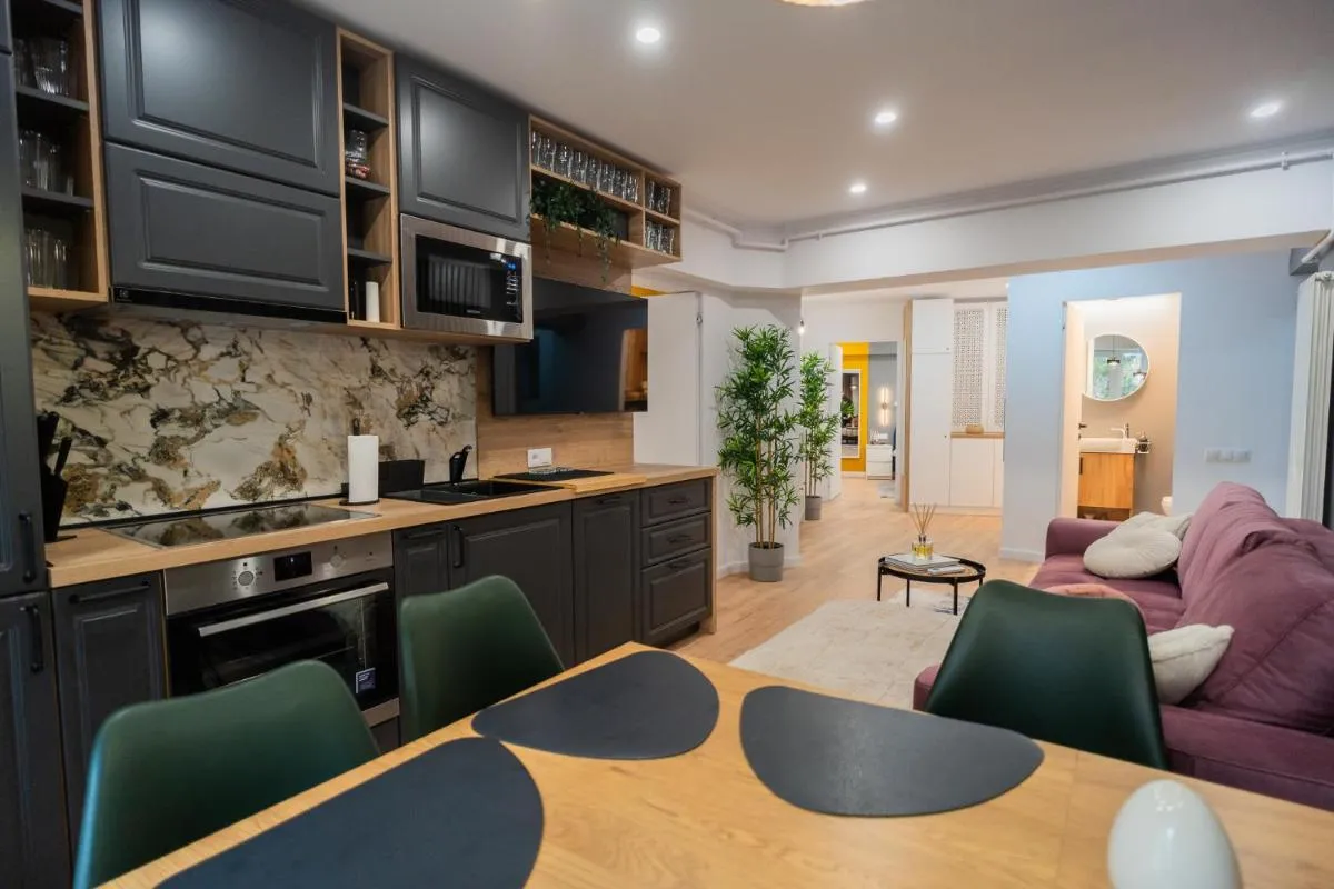 Urban Pearl – Old Town – Unique 4BR/3BA Apartment — 4