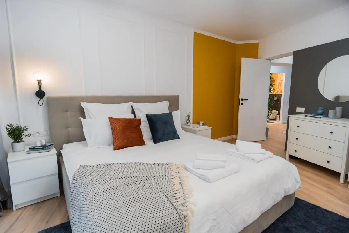 Urban Pearl – Old Town – Unique 4BR/3BA Apartment — 3