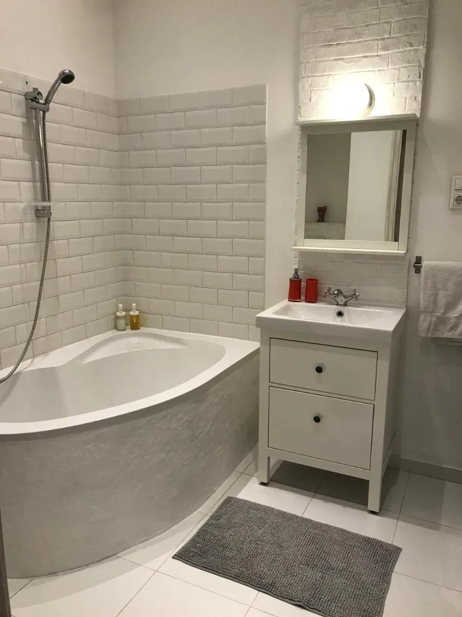 Image 5 of 2 separated apts in 1 price! Unique downtown views