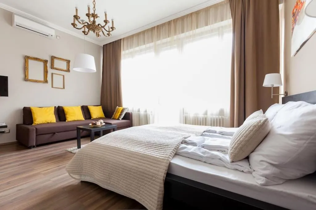 Image 6 of Art Deco Apartment 3 Bedroom, 3 Bathroom, Balcony