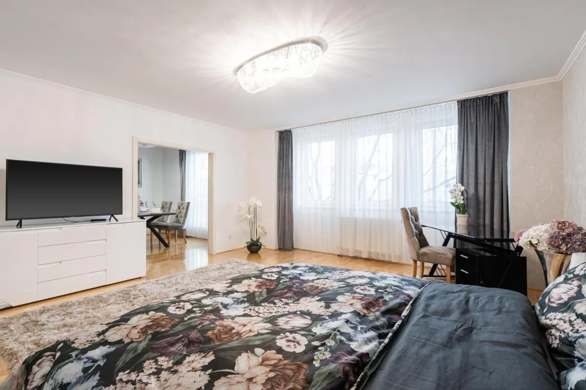 Image 4 of Beautiful three bedrooms apartment with free parking close to the Danube Coast