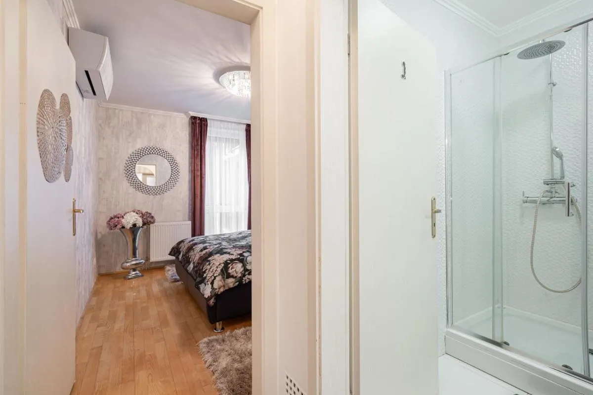 Image 2 of Beautiful three bedrooms apartment with free parking close to the Danube Coast