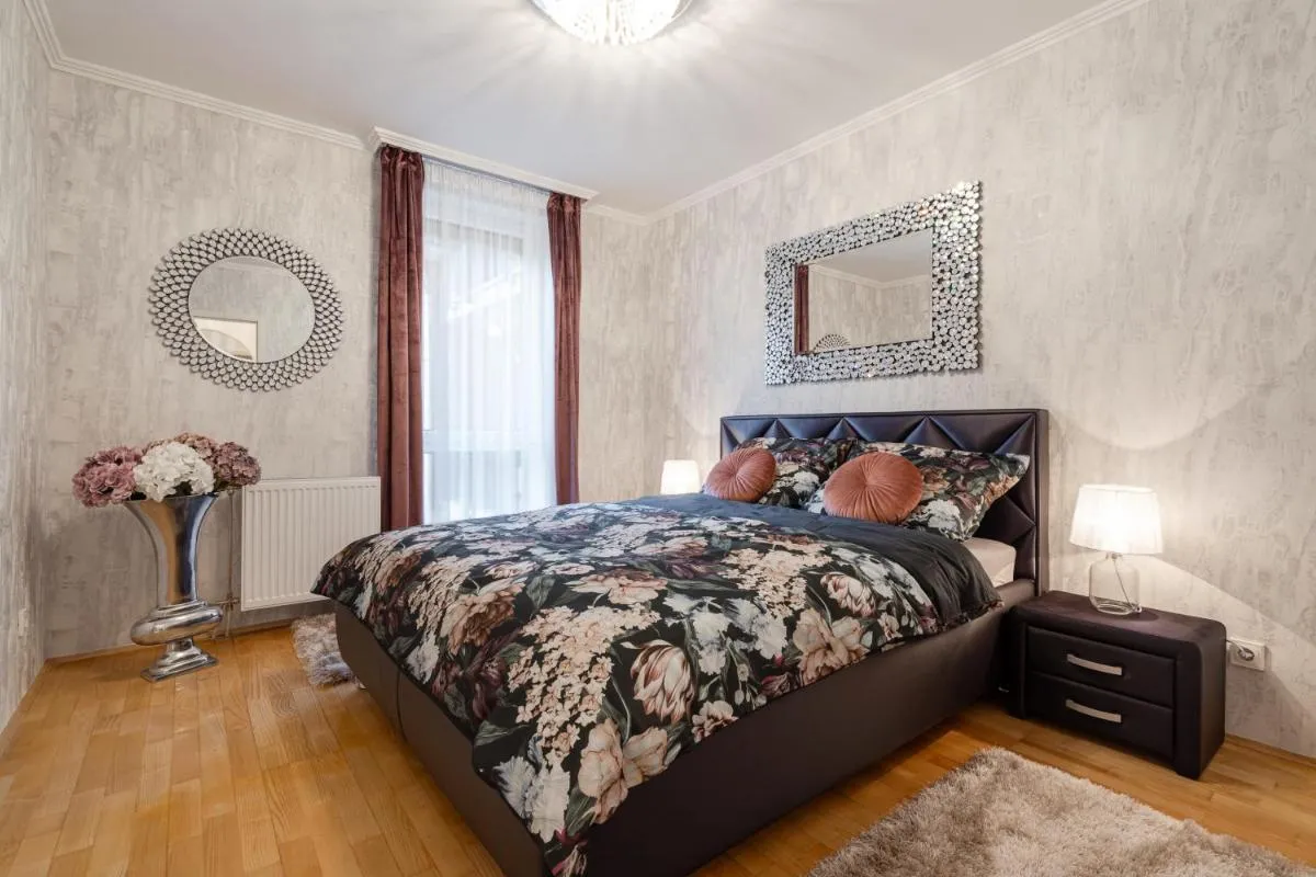 Image 1 of Beautiful three bedrooms apartment with free parking close to the Danube Coast