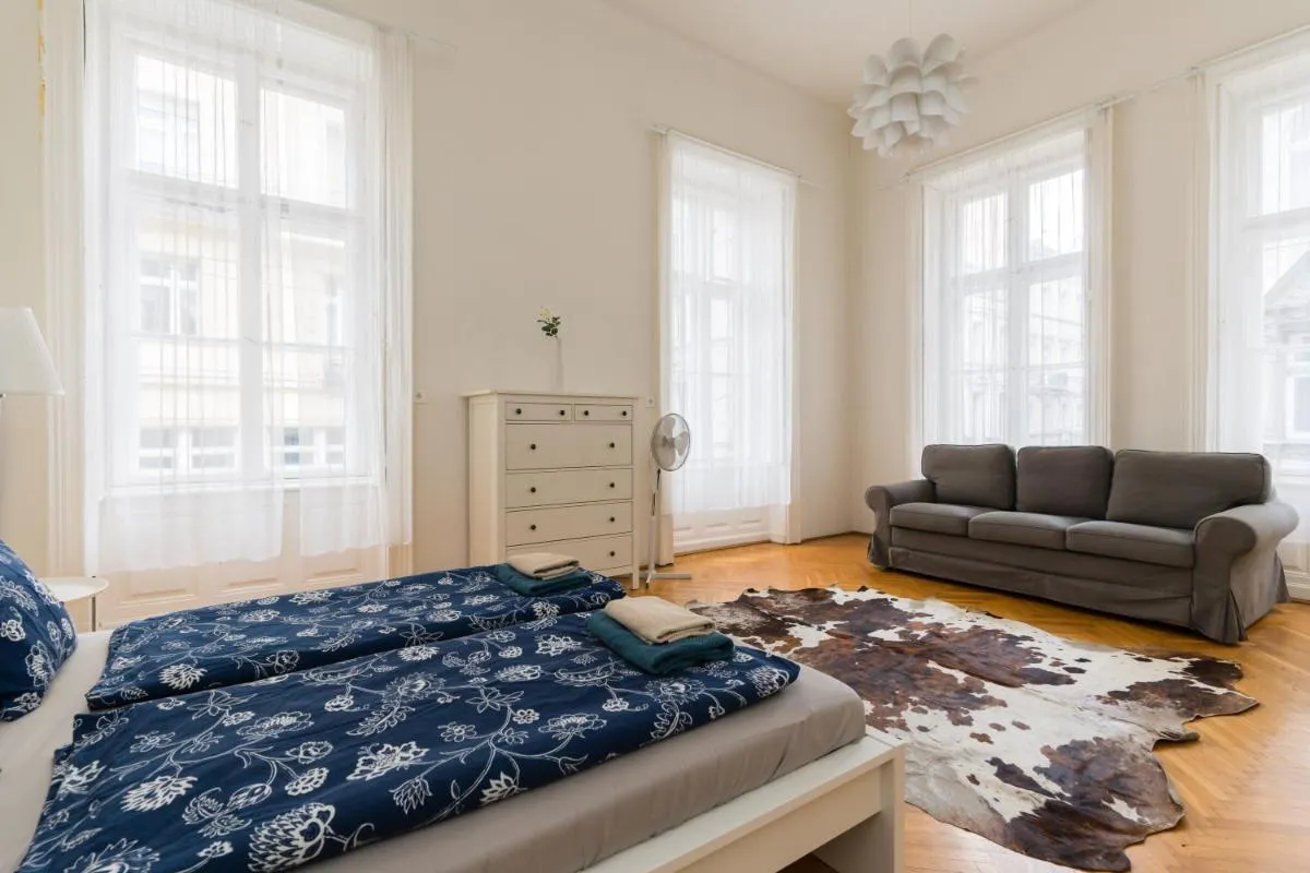 Image 5 of Broadway apartment downtown at the Opera