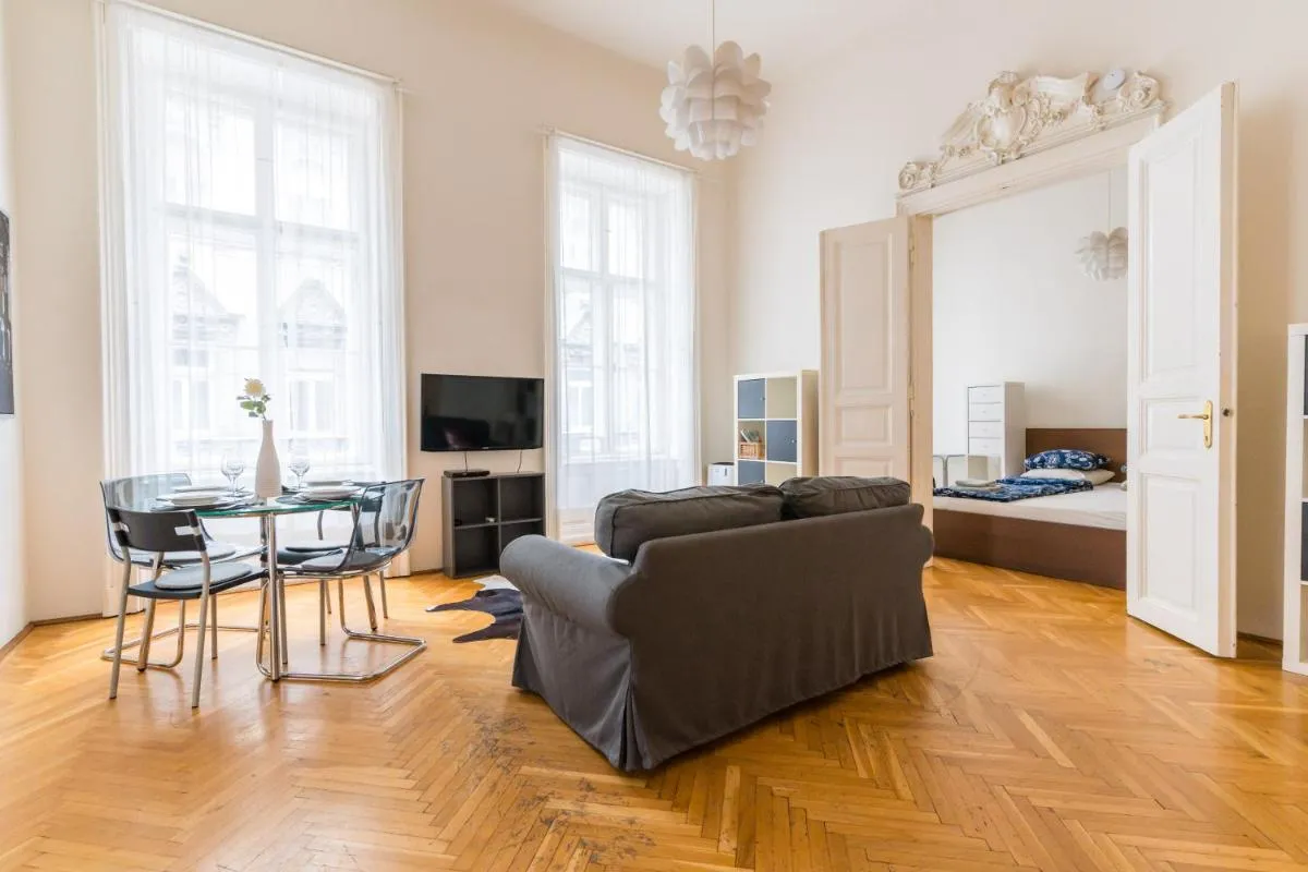 Image 4 of Broadway apartment downtown at the Opera