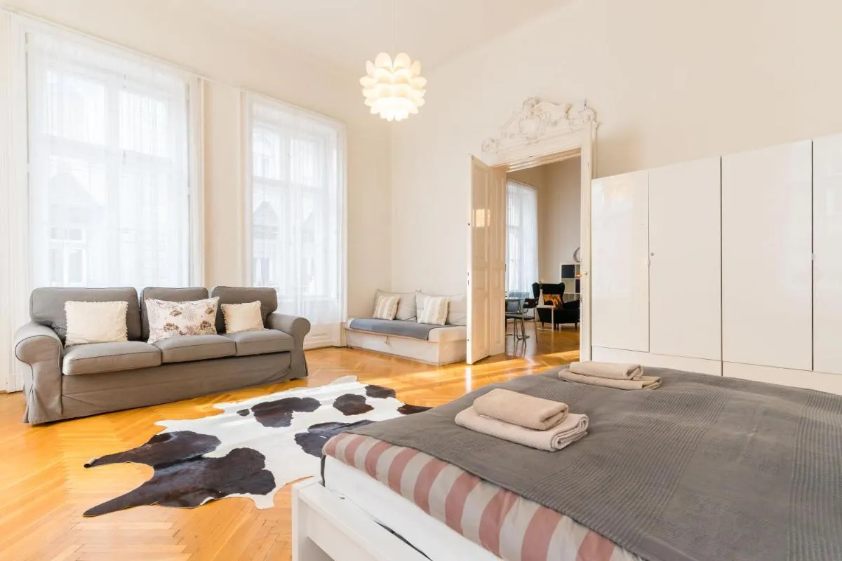 Image 1 of Broadway apartment downtown at the Opera