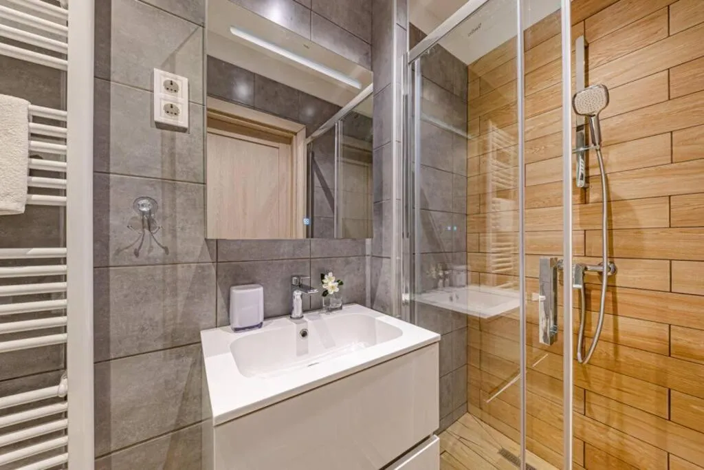 Image 2 of Chic Loft BP: Industrial Gem