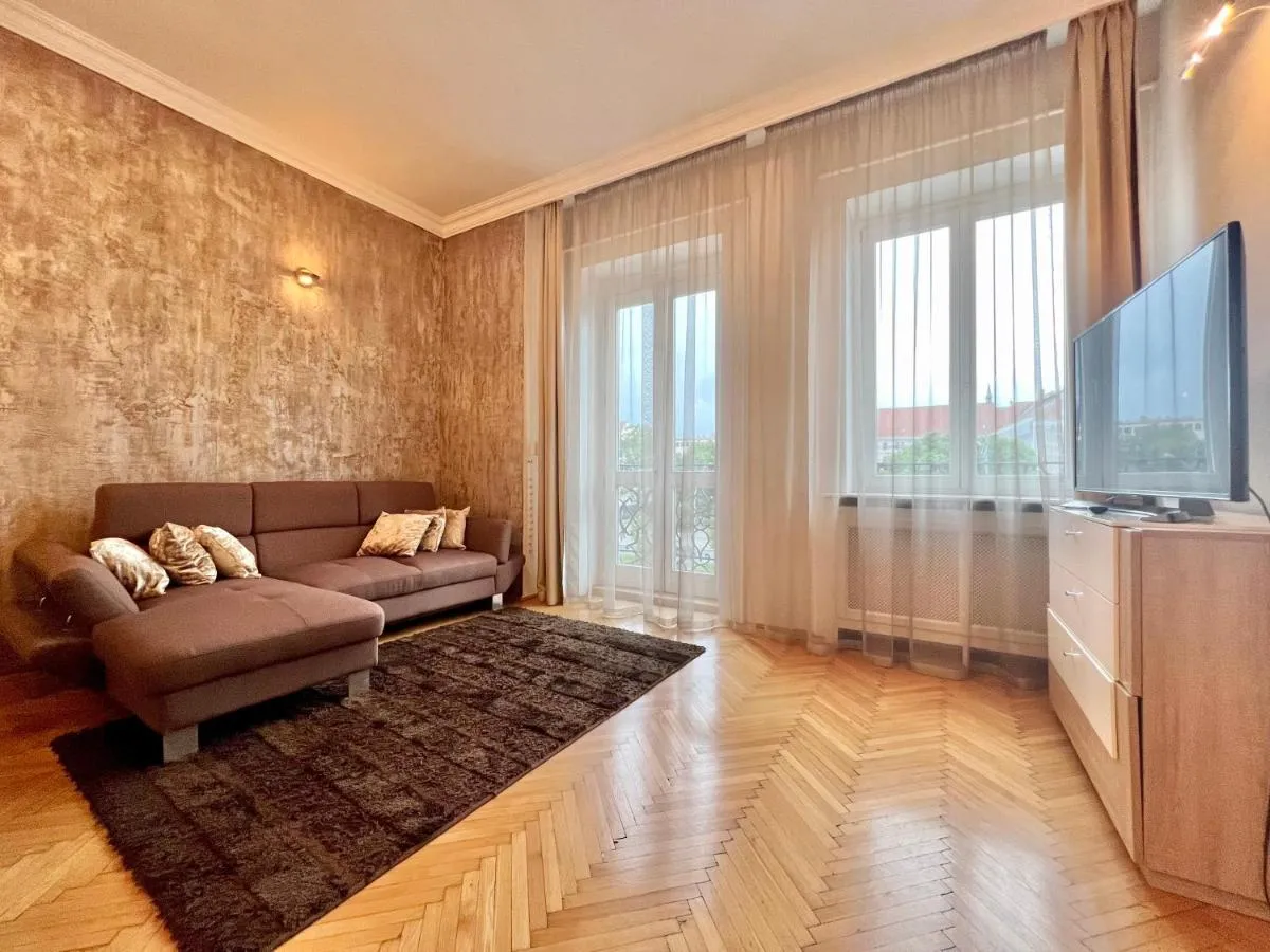 Image 2 of Exclusive Colourful Flat in the city