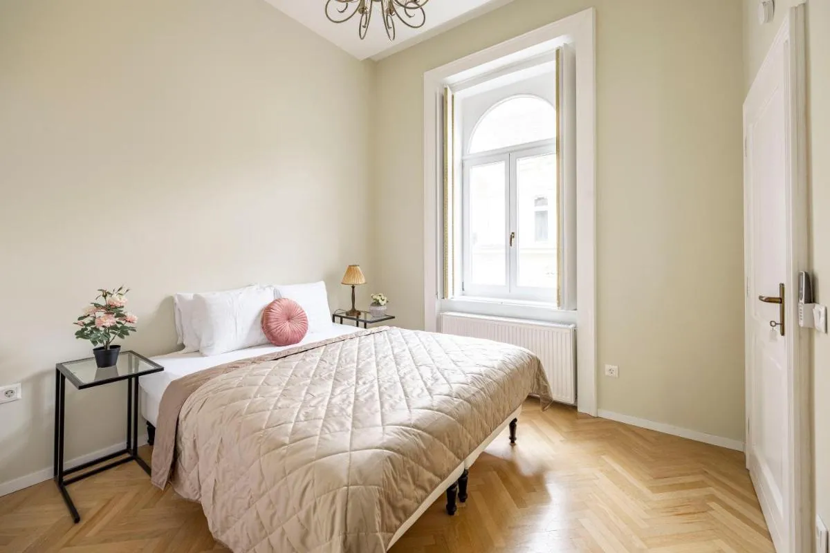 Image 2 of Graceful & Cozy Dream Home next to the Opera House