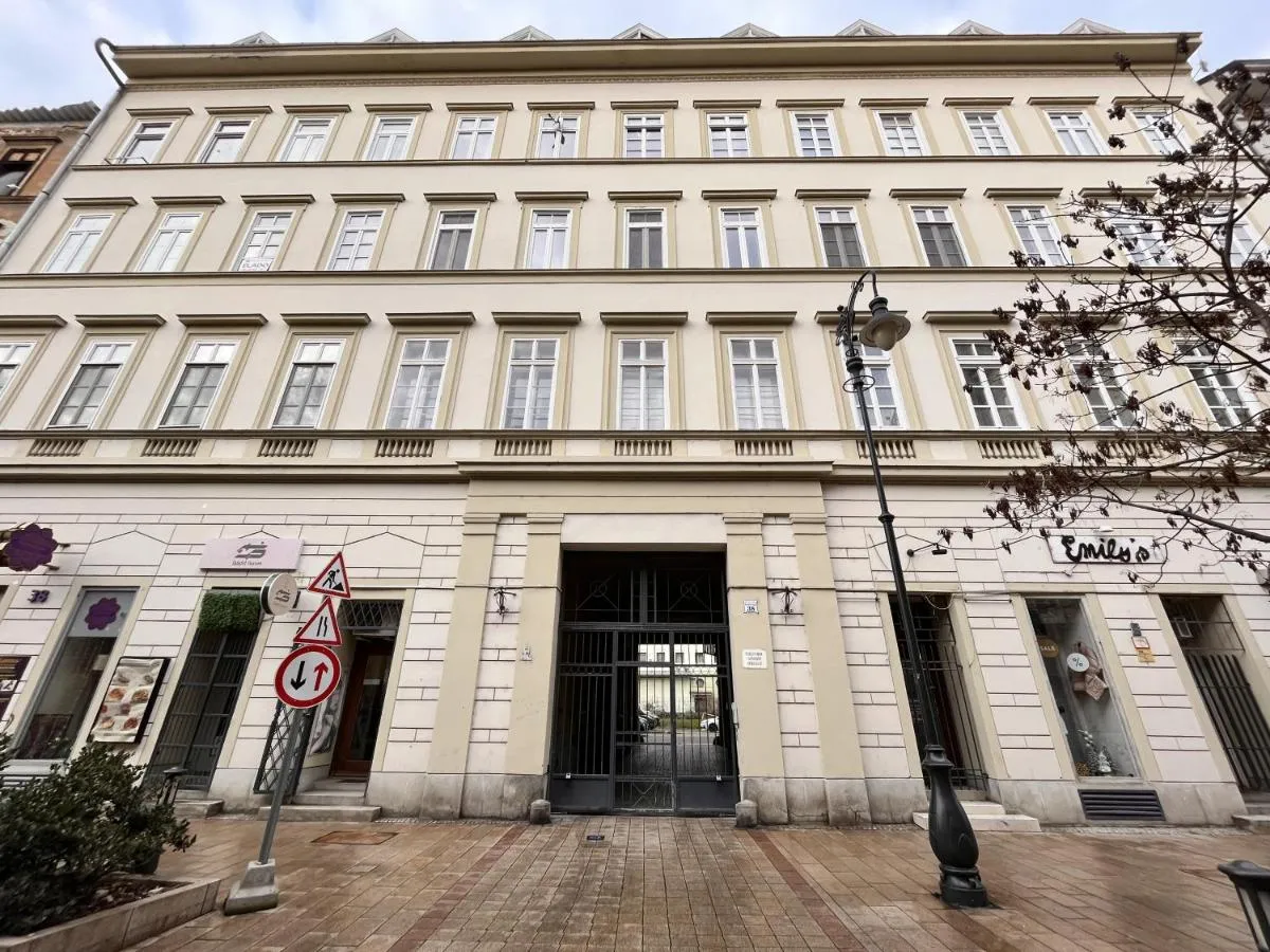 Image 4 of Luxury Quentin Apartment 3 BEDRM, 2 BATHRM