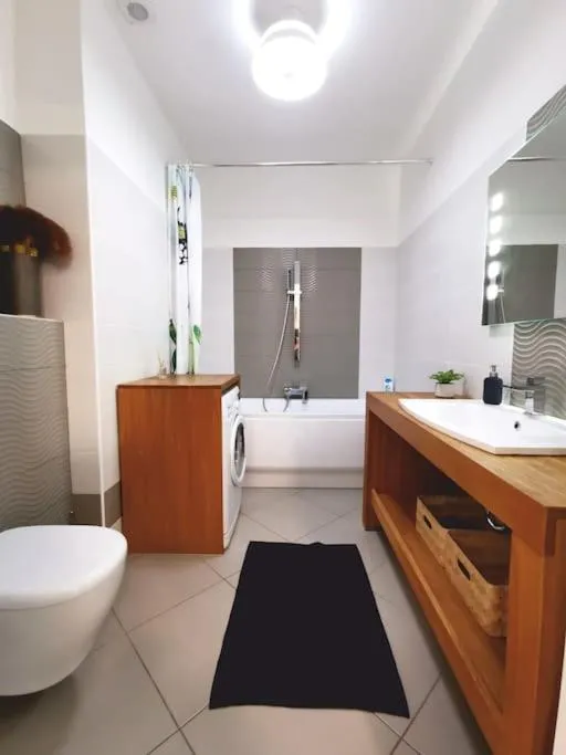 Image 3 of Luxury apartment near Astoria with AC