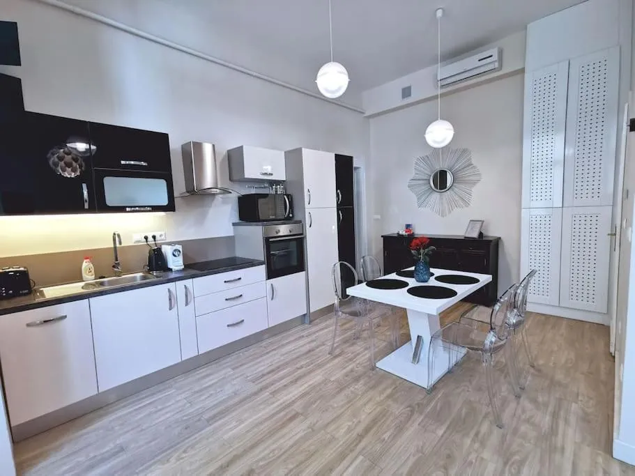 Image 4 of Luxury apartment near Astoria with AC