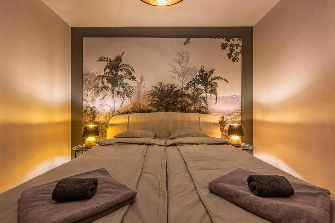 Image of Luxury condo w balcony next to Andrassy road