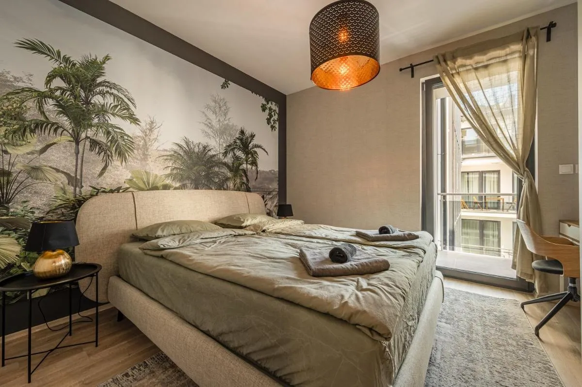 Image 6 of Luxury condo w balcony next to Andrassy road