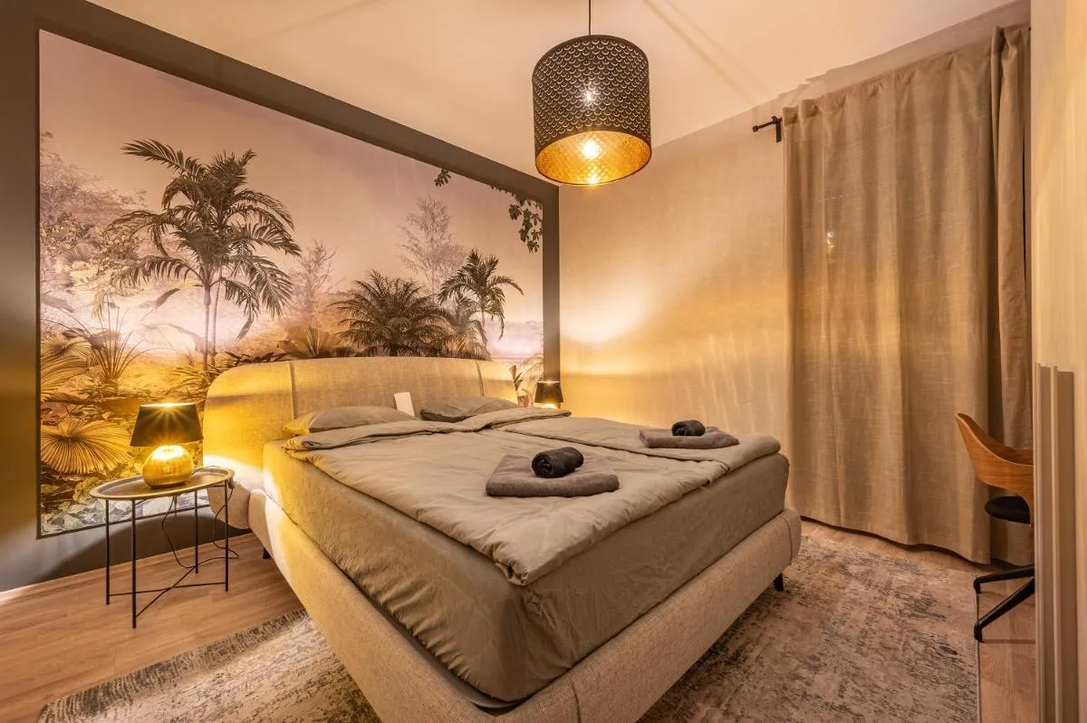 Image 1 of Luxury condo w balcony next to Andrassy road