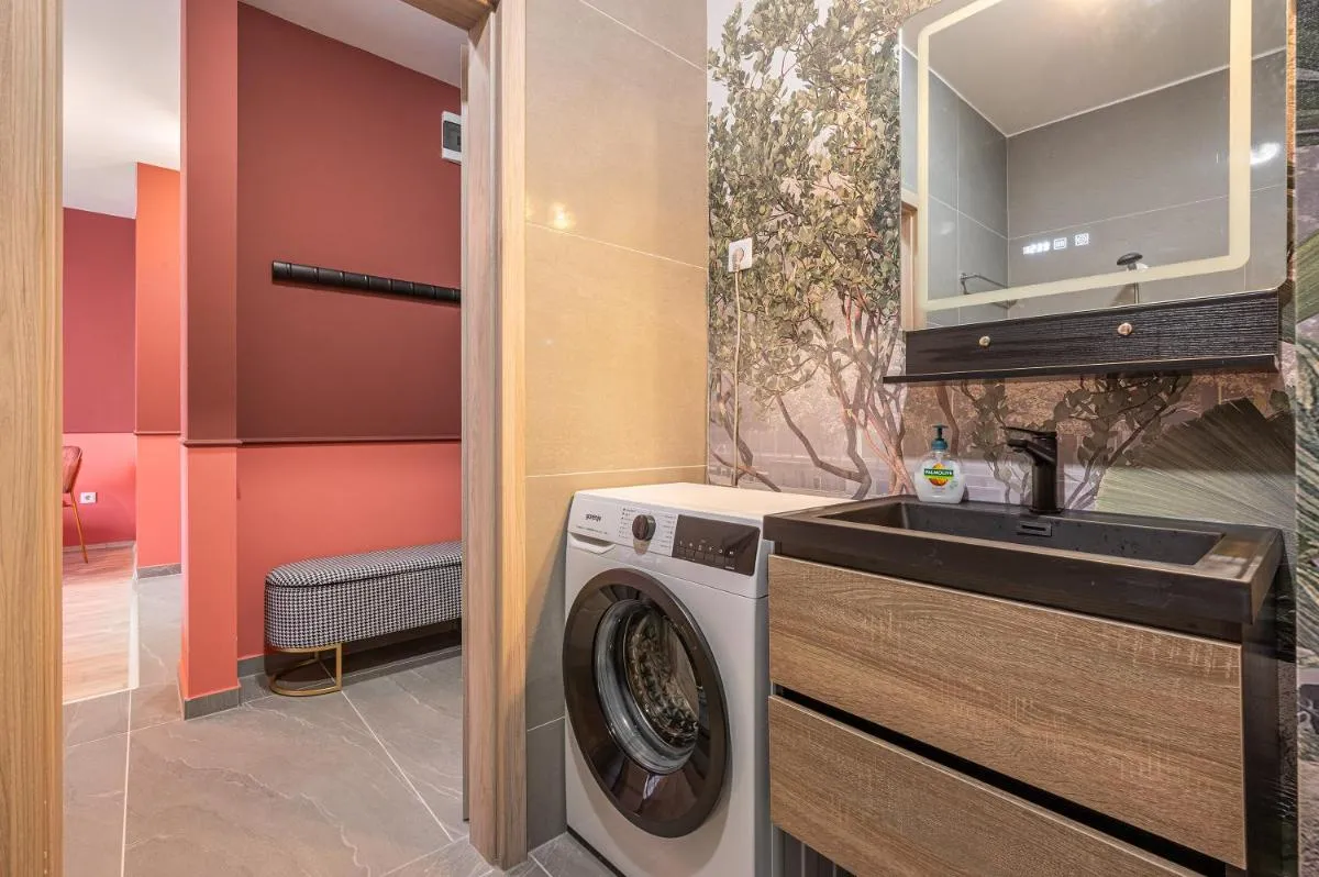 Image 2 of Luxury condo w balcony next to Andrassy road