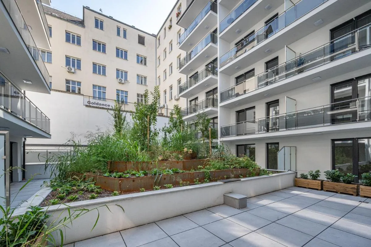 Image 5 of Luxury condo w balcony next to Andrassy road