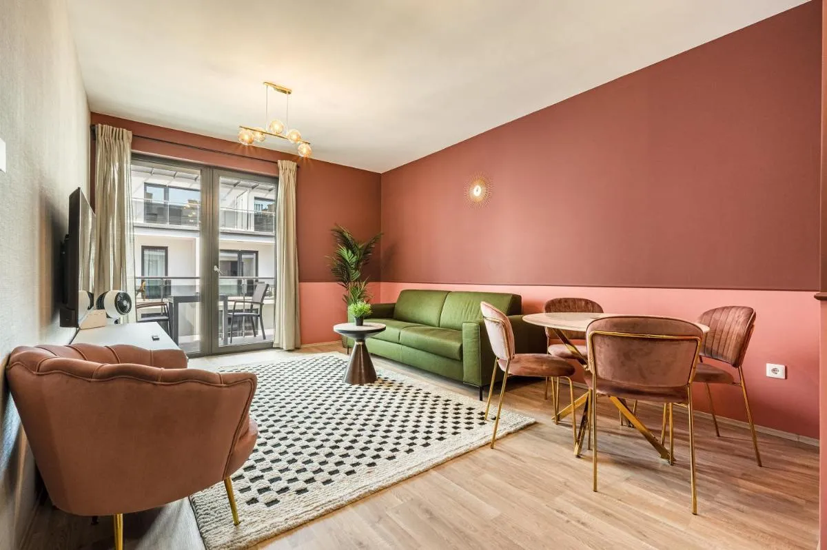 Image 4 of Luxury condo w balcony next to Andrassy road