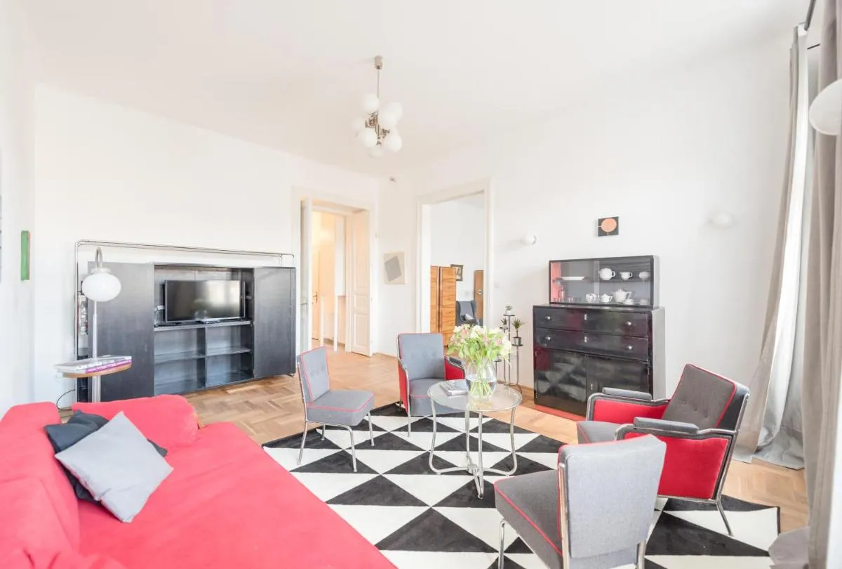 Image 3 of Modern Bauhaus