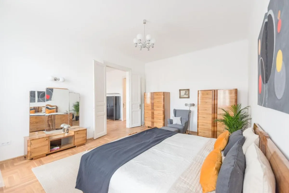 Image 6 of Modern Bauhaus