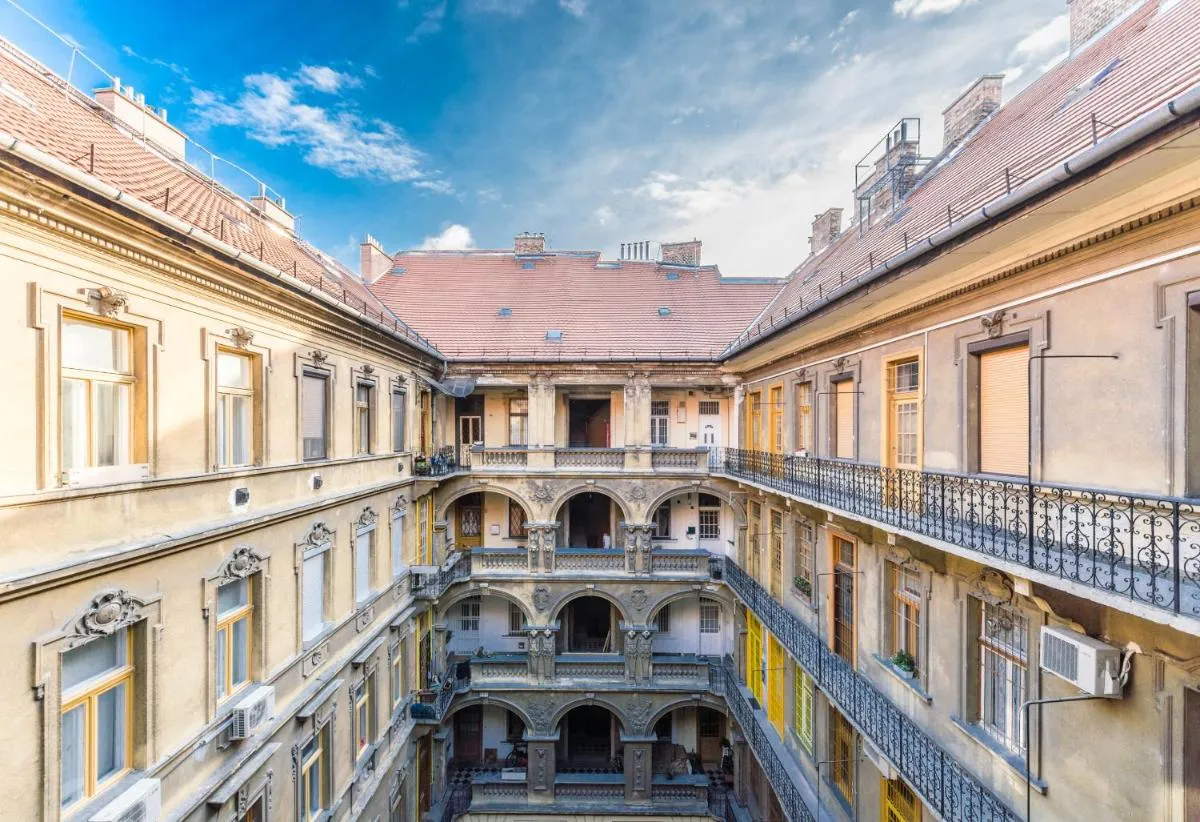 Image 5 of Modern Bauhaus