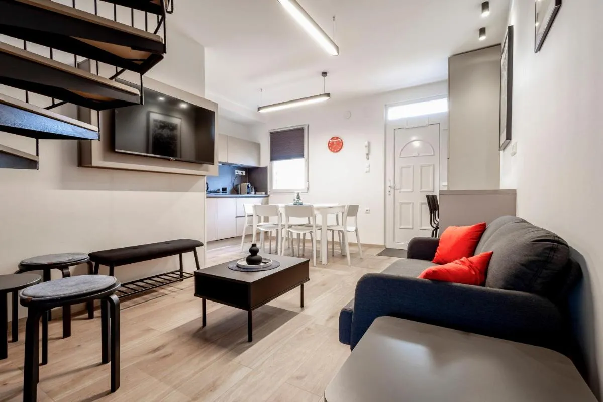 Image 3 of Naomi & Sophia Apartman