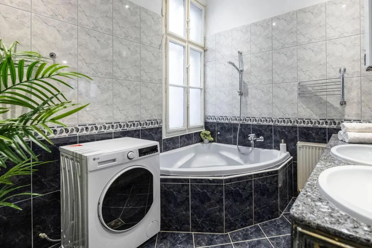 Image 2 of Spacious Vintage Apartment for 12PPL