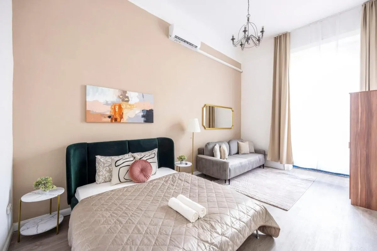 Image 1 of Spacious Vintage Apartment for 12PPL