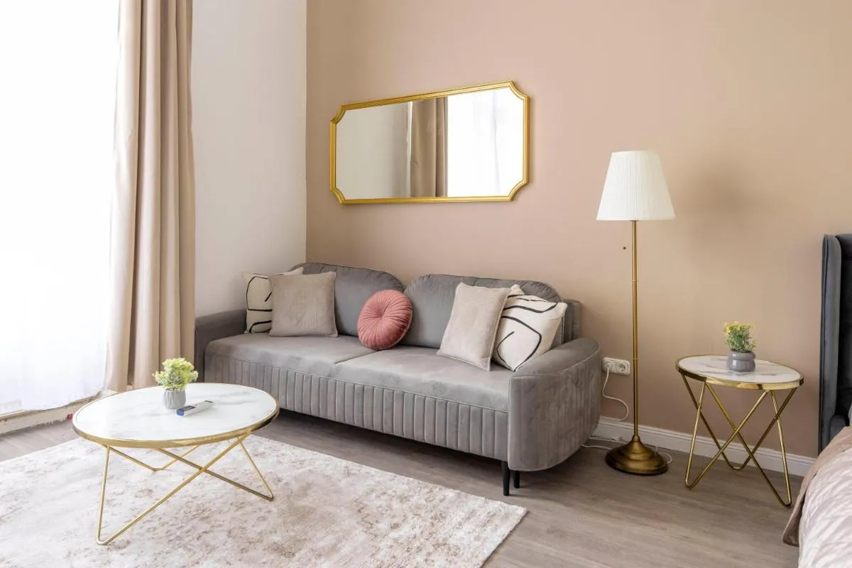 Image 5 of Spacious Vintage Apartment for 12PPL