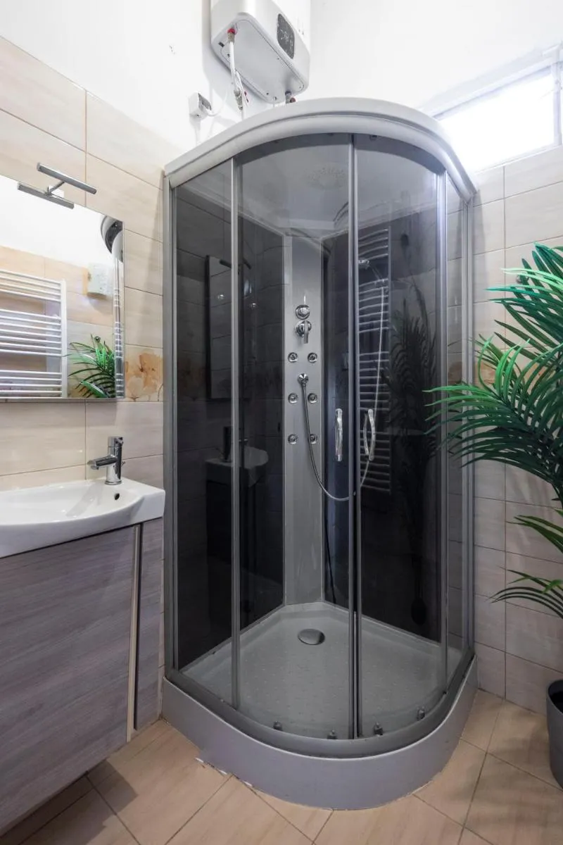 Image 6 of Spacious Vintage Apartment for 12PPL