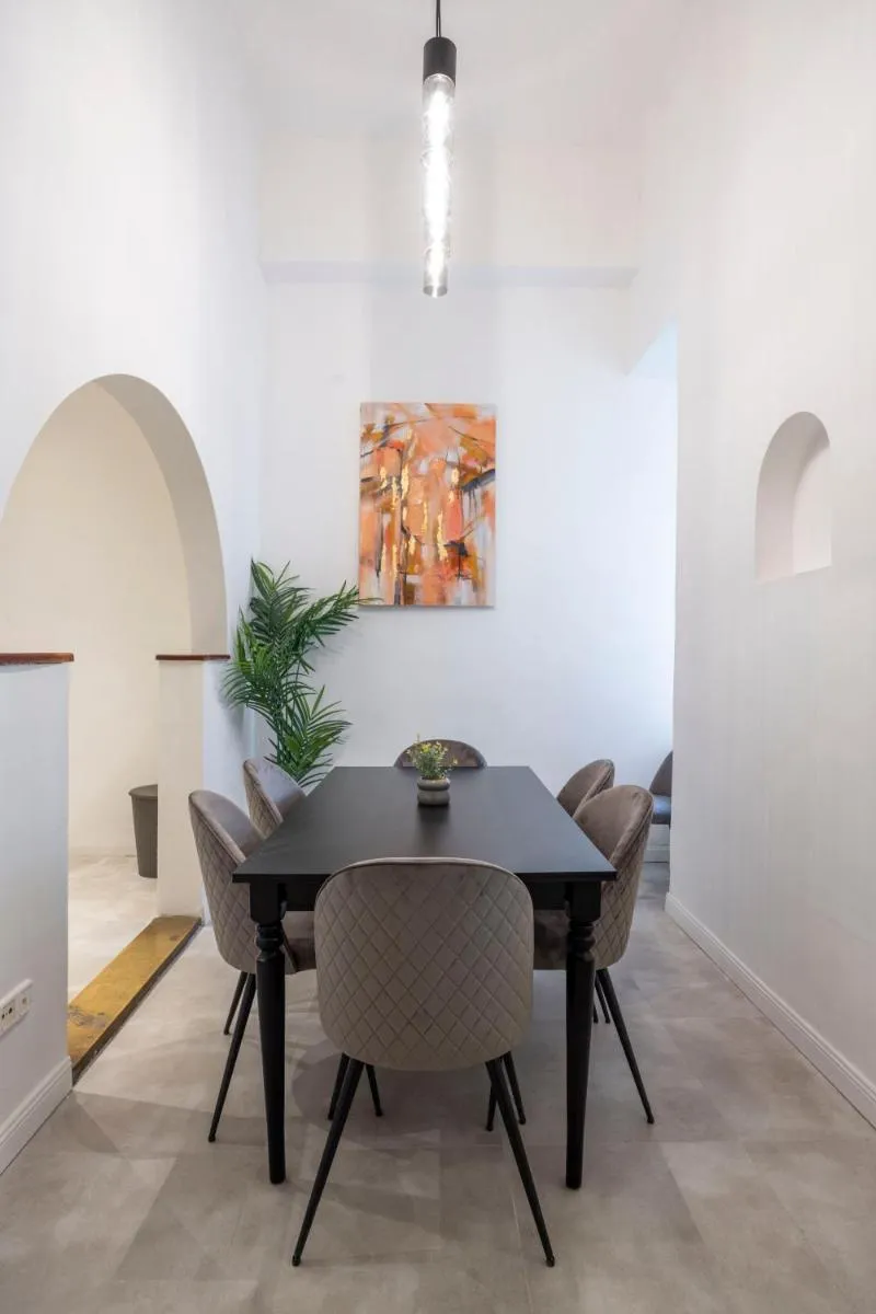 Image 3 of Spacious Vintage Apartment for 12PPL