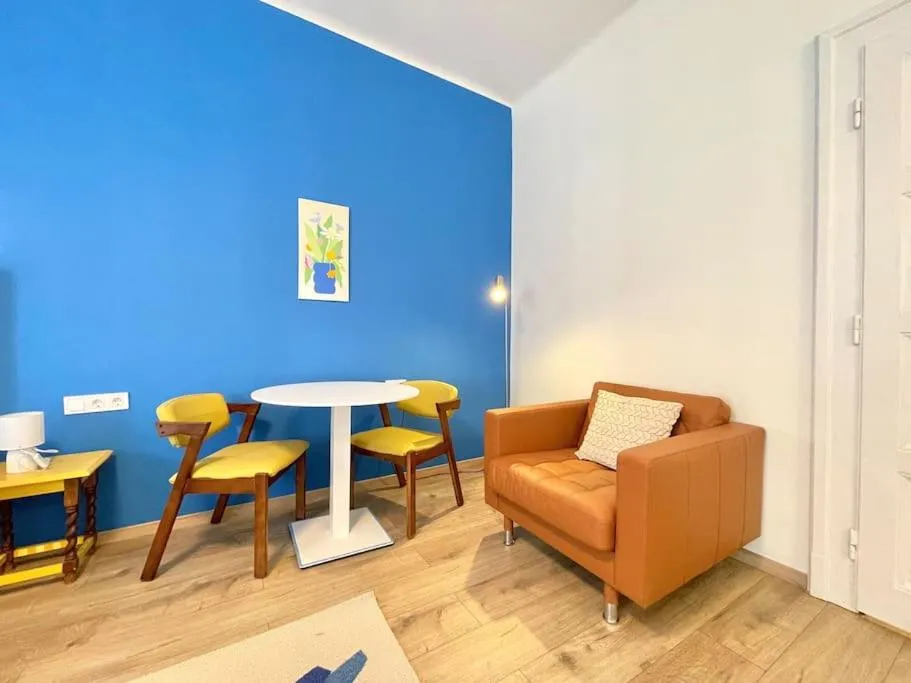 Image 3 of Stray Birds Fashion Apartment with 2PPL/WIFI/AC