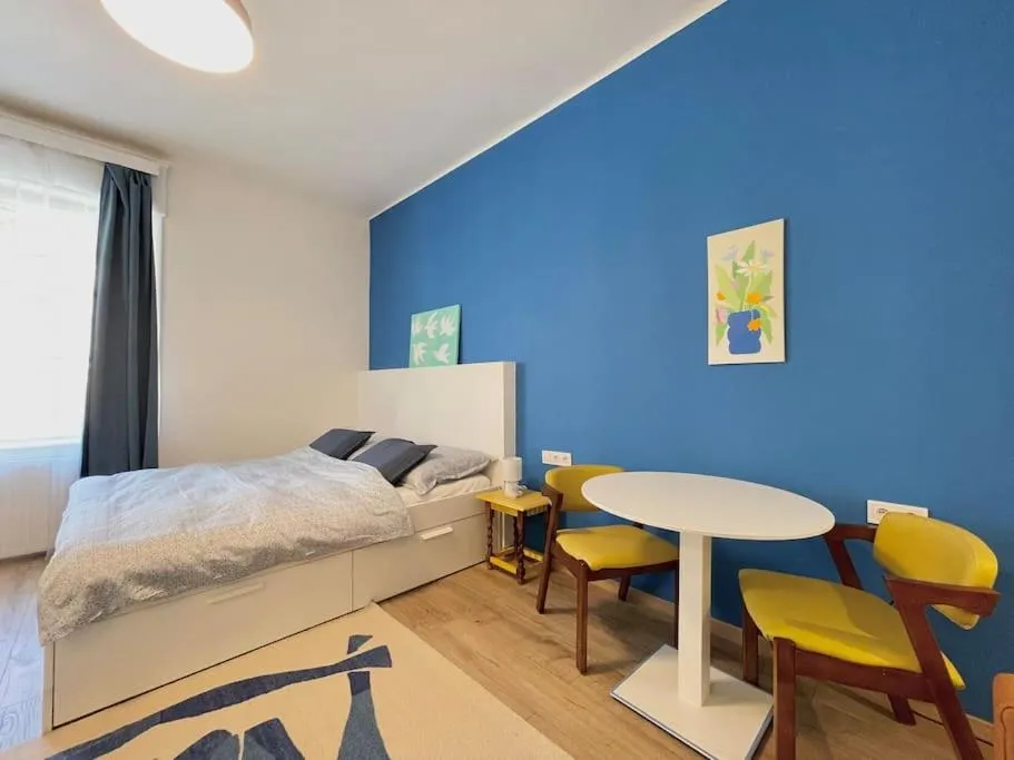 Image 5 of Stray Birds Fashion Apartment with 2PPL/WIFI/AC