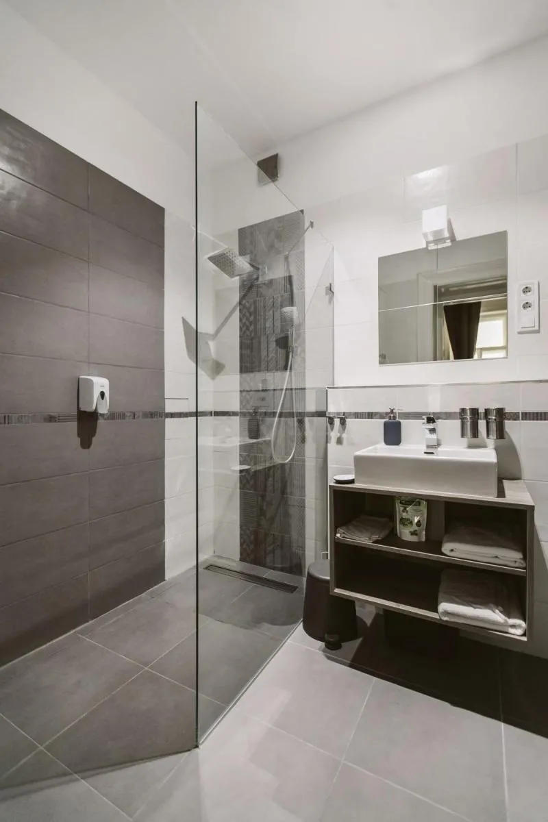 Image 3 of Turquoise harmony in the heart of the city