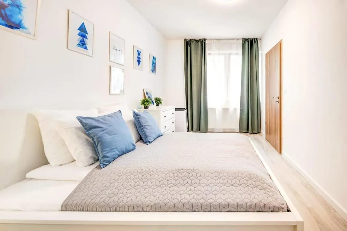 Image of Very Central – Large and Quiet