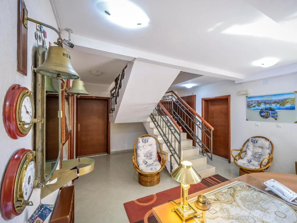 Image of Captain Apartments