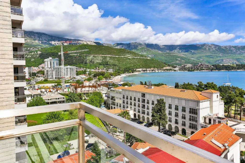 Image 1 of Gufo Apart