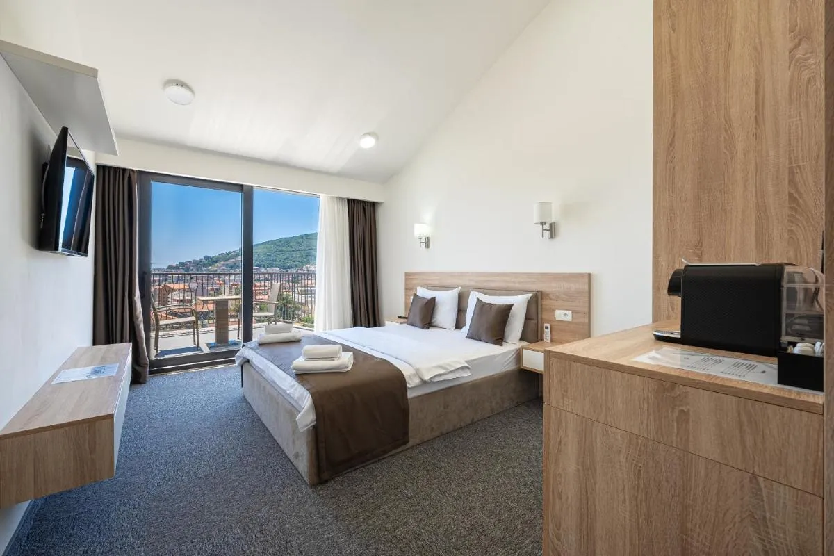 Image 3 of Rooftop Apartments & Rooms