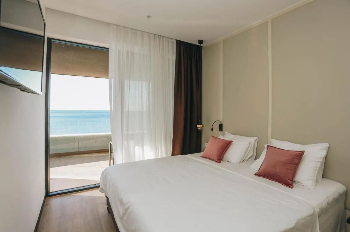 Image 6 of Beachfront luxury apartment