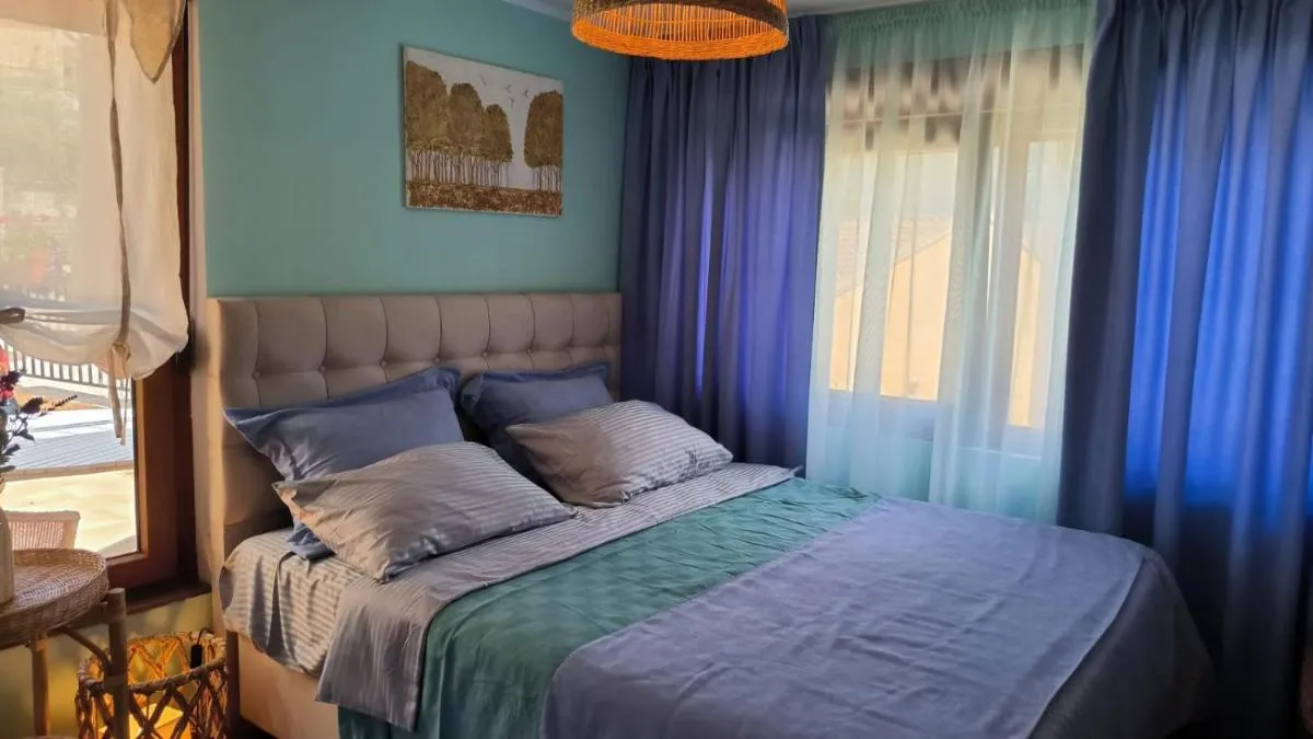 Image 3 of Center Blue & Green