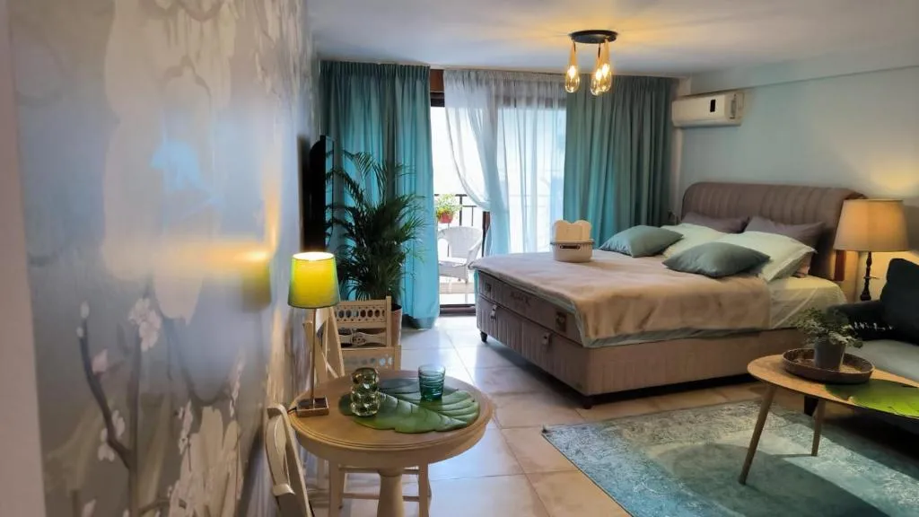 Image of Center Blue & Green