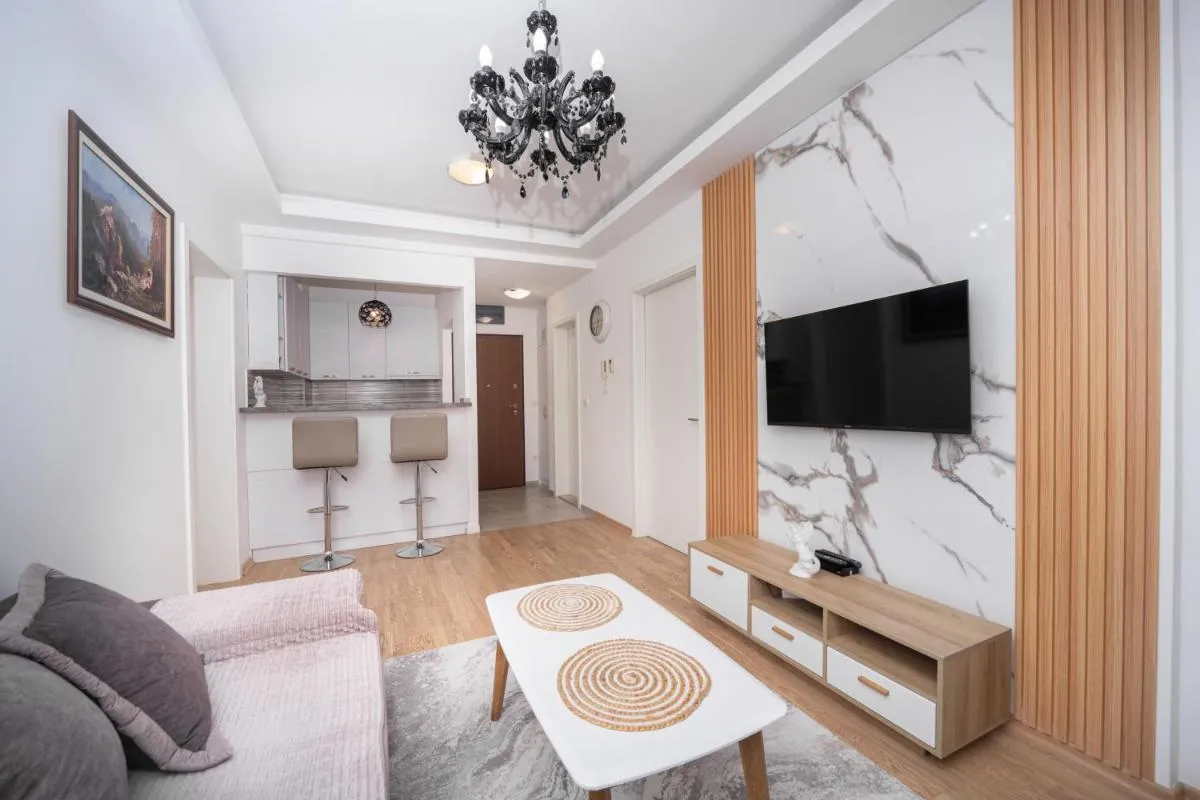 Image 3 of City center lux 2bdr apt with garage