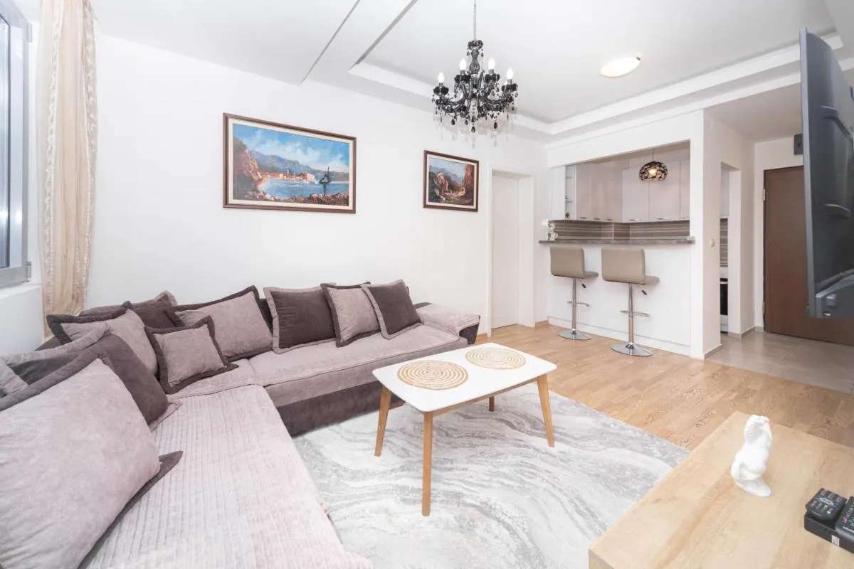 Image 4 of City center lux 2bdr apt with garage