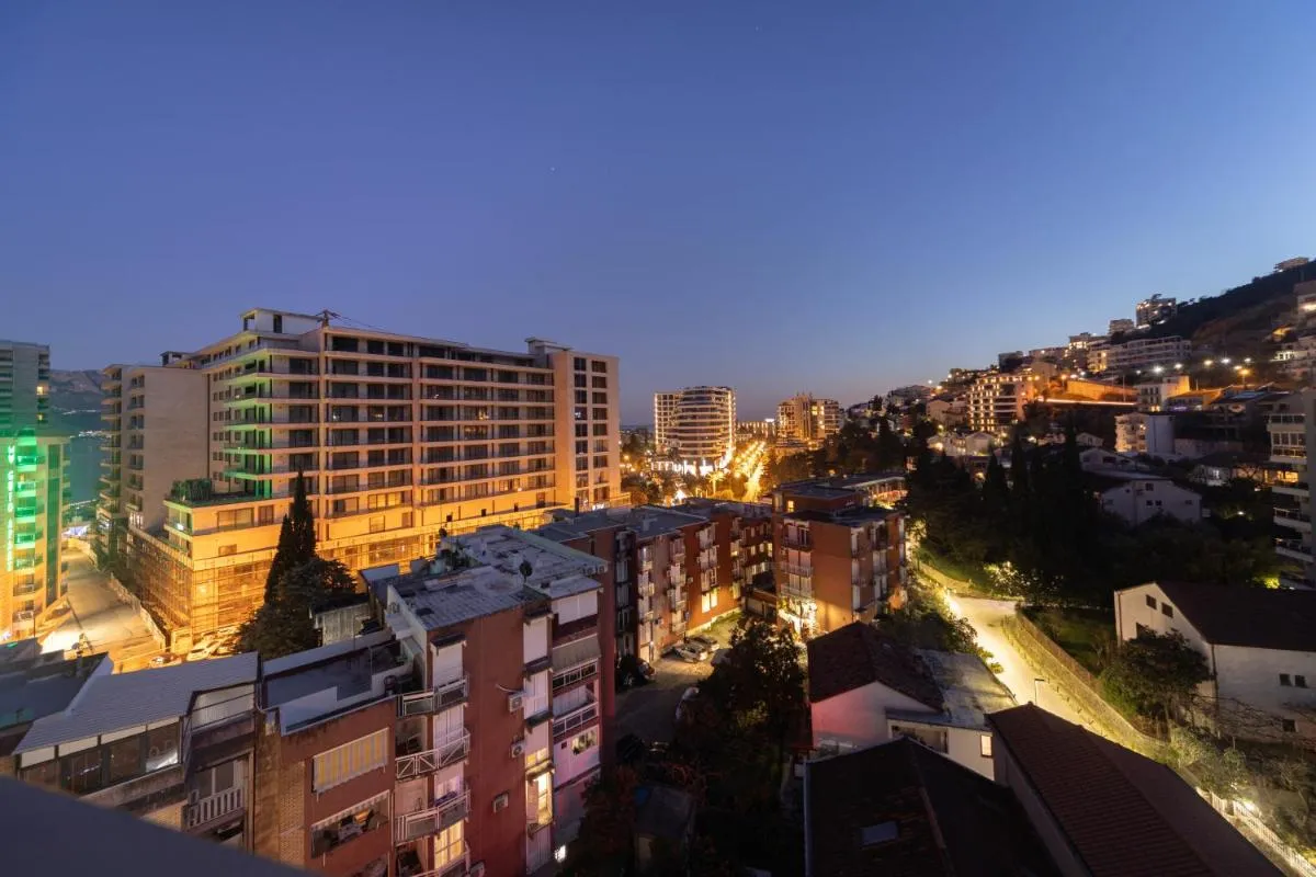 Image 5 of City center lux 2bdr apt with garage