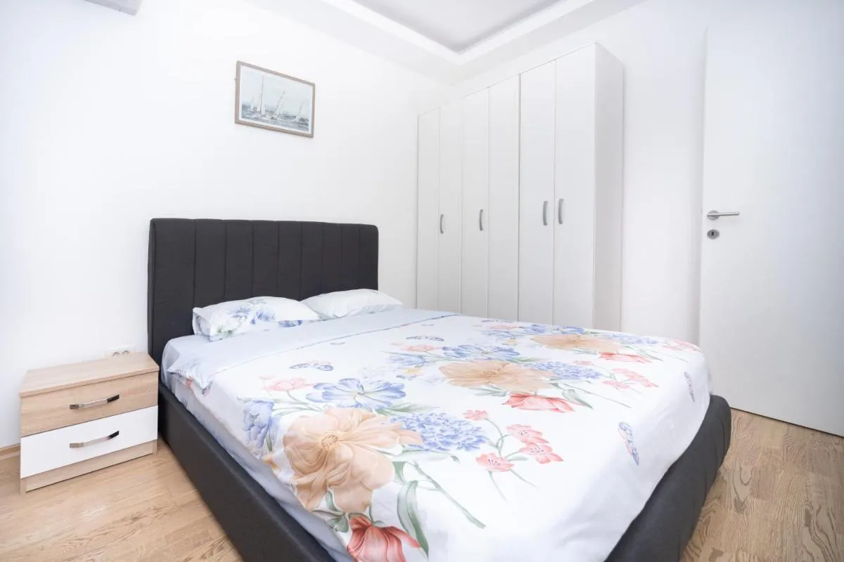 Image 6 of City center lux 2bdr apt with garage