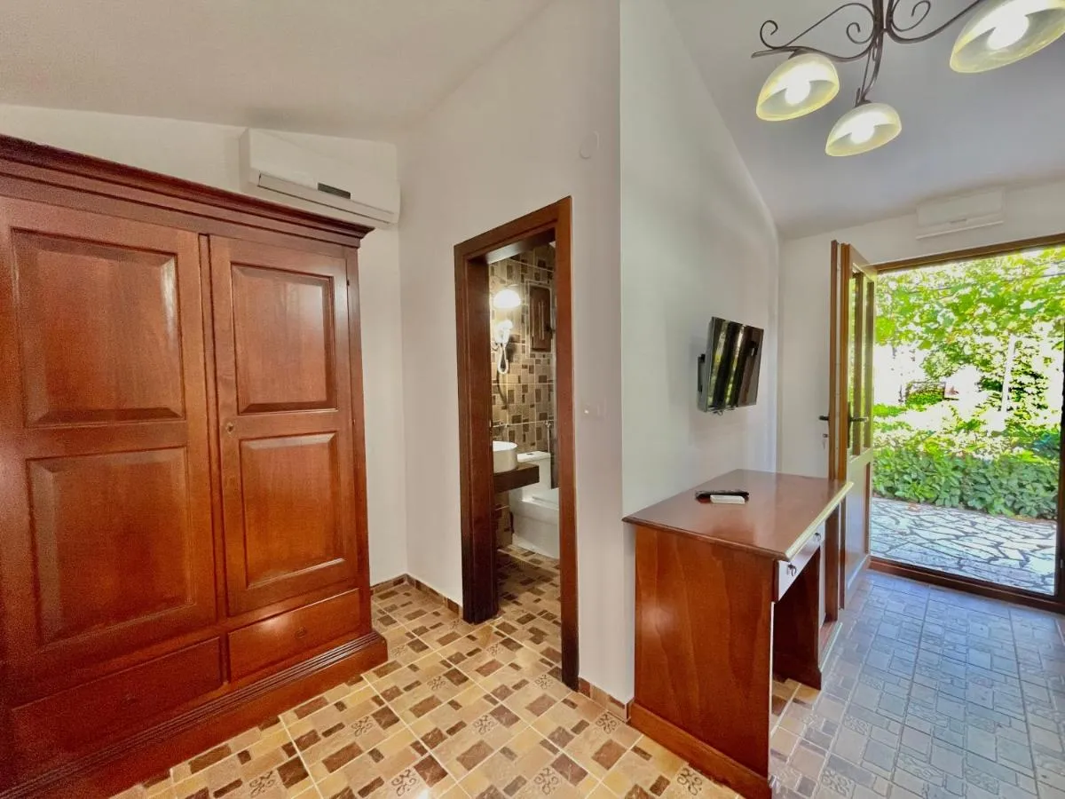 Image 2 of Hotel Opera Jaz