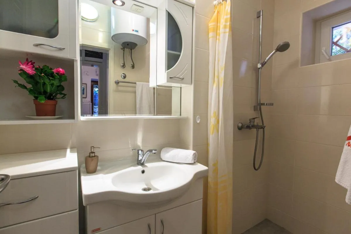 Image 2 of Kameliya Montesun Apartments